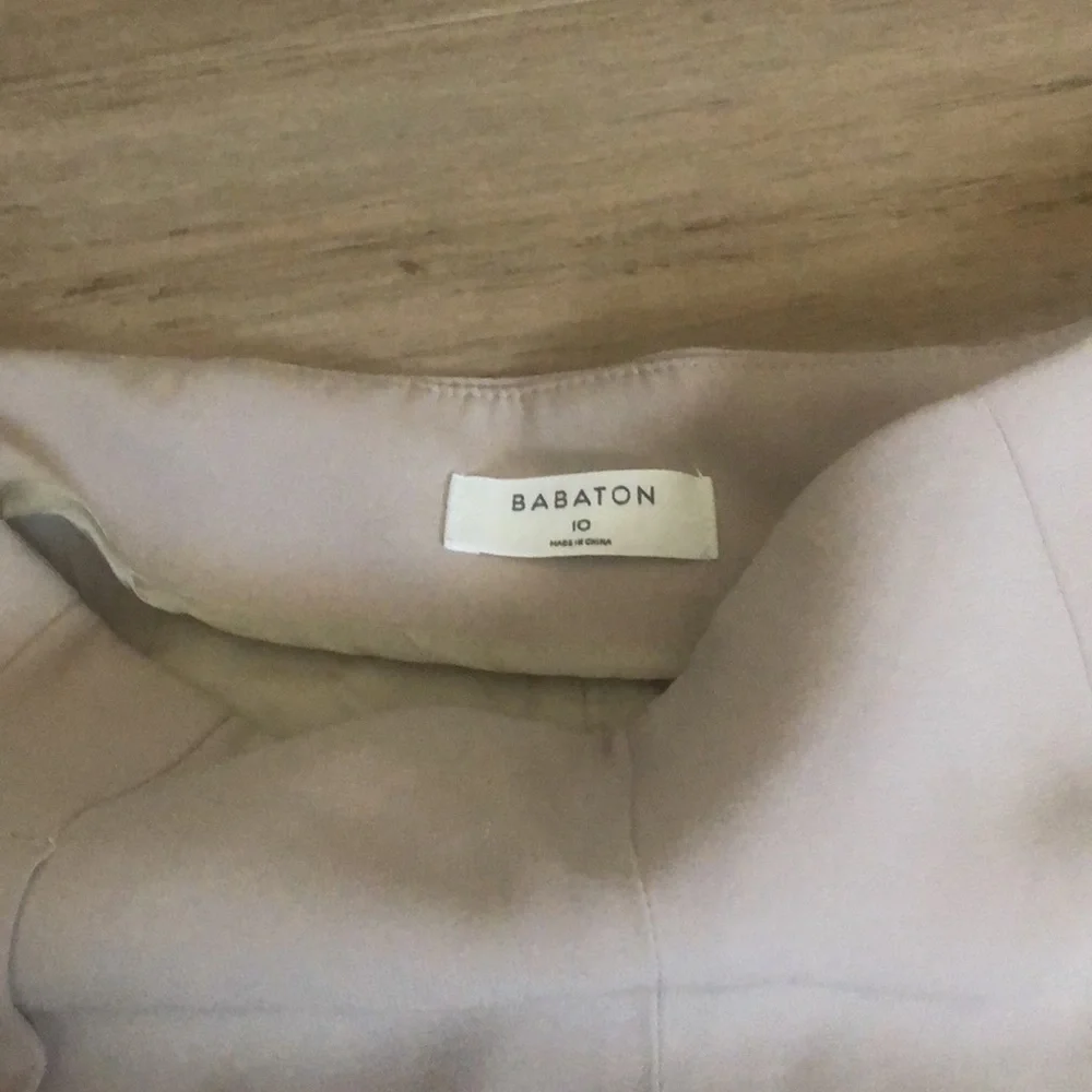 Aritzia babaton high rise pleated beige shorts - Picture 5 of 9
